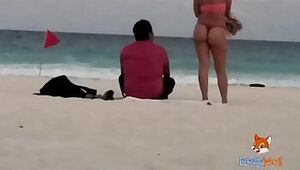 Mostrando el bootie en tanga por la playa y calentando a hombres, solo dos se animaron a tocarme (Video Completo en mi cave premium de XVIDEOS)